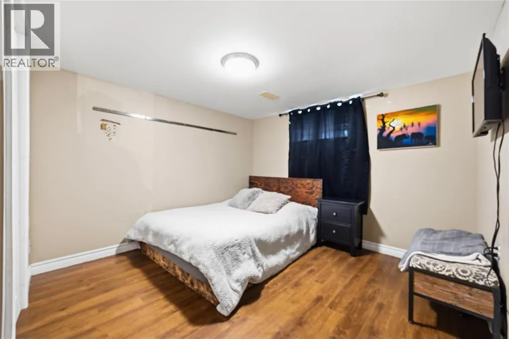 820 WOODWARD CRESCENT