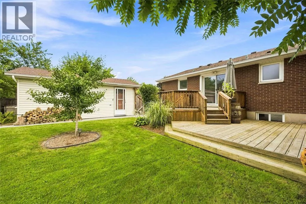 820 WOODWARD CRESCENT