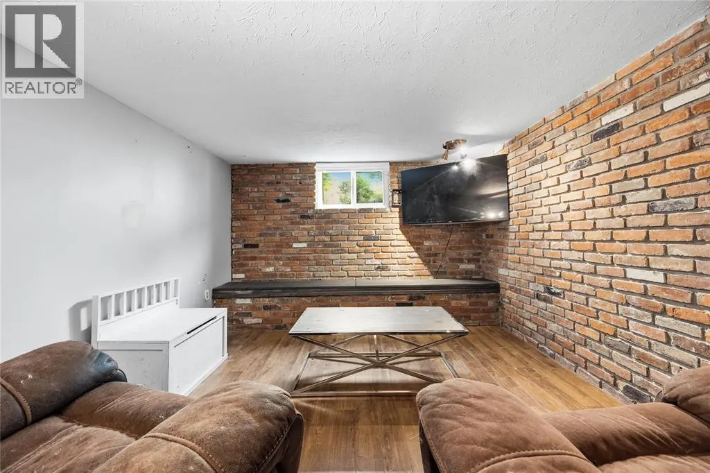 820 WOODWARD CRESCENT