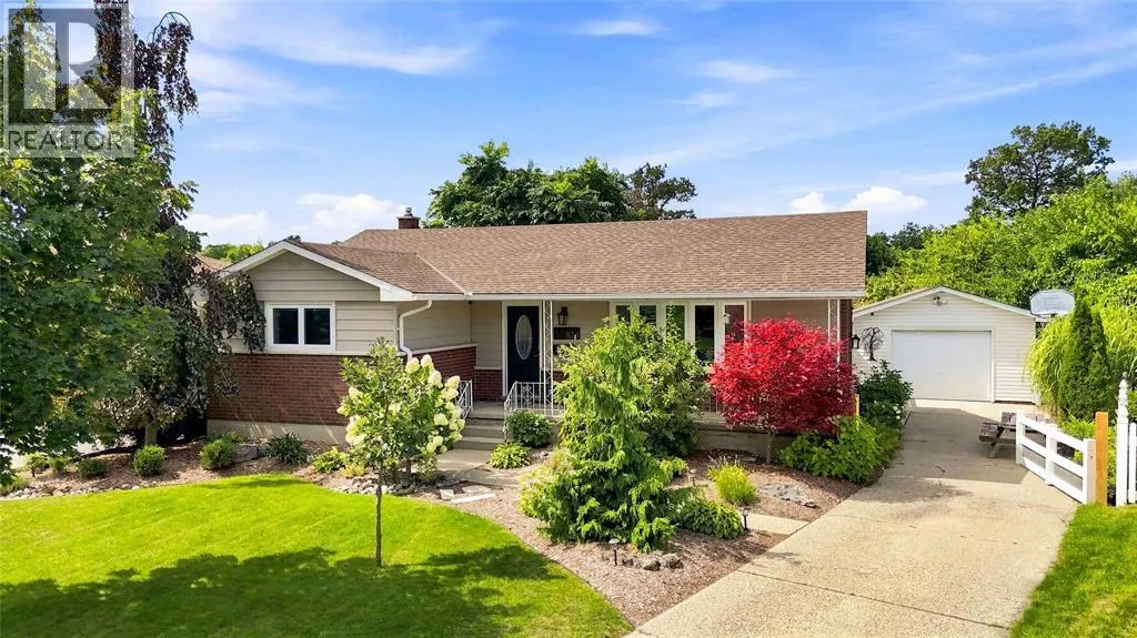 820 WOODWARD CRESCENT