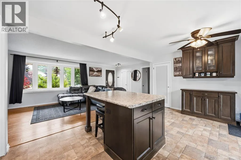 820 WOODWARD CRESCENT