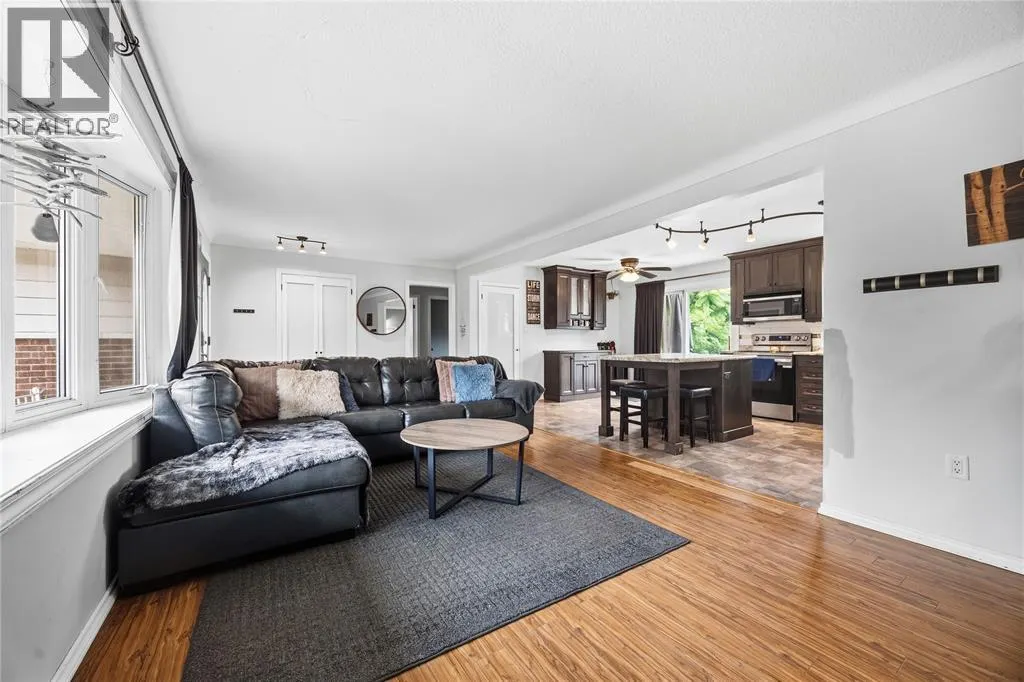 820 WOODWARD CRESCENT