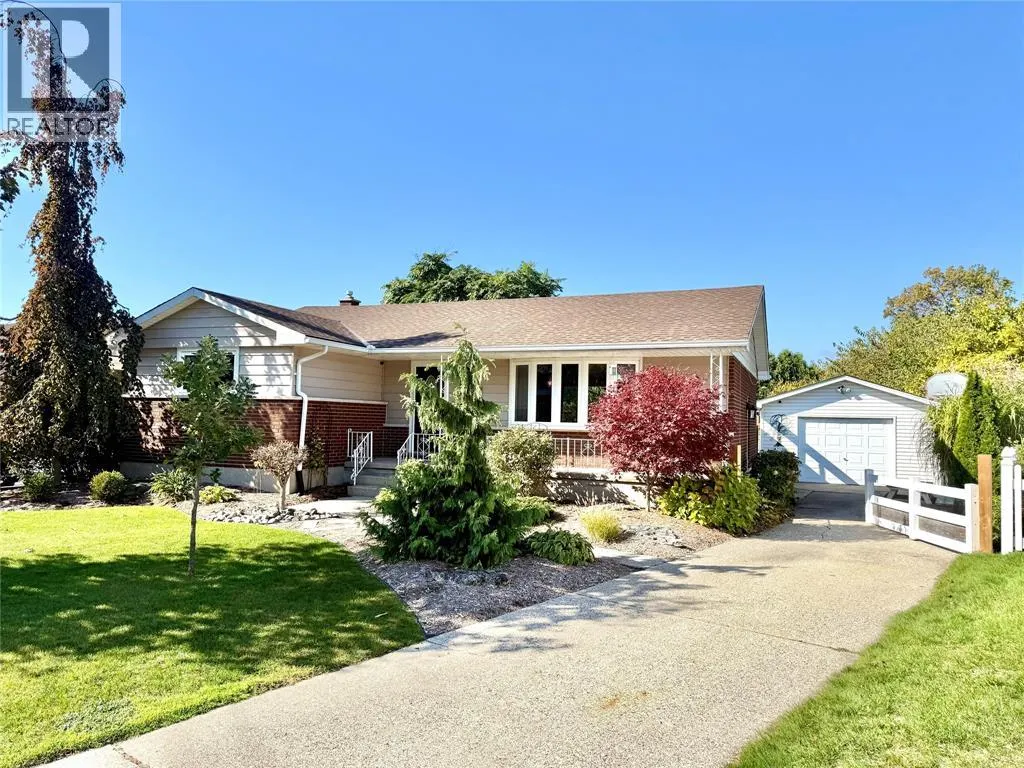 820 WOODWARD CRESCENT