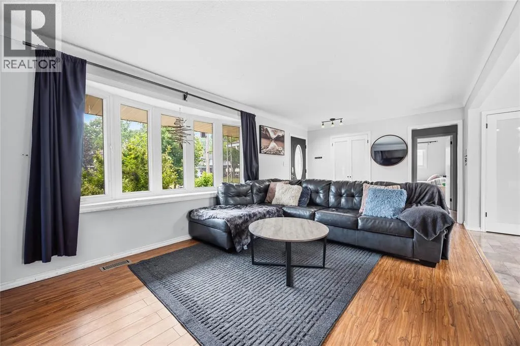 820 WOODWARD CRESCENT