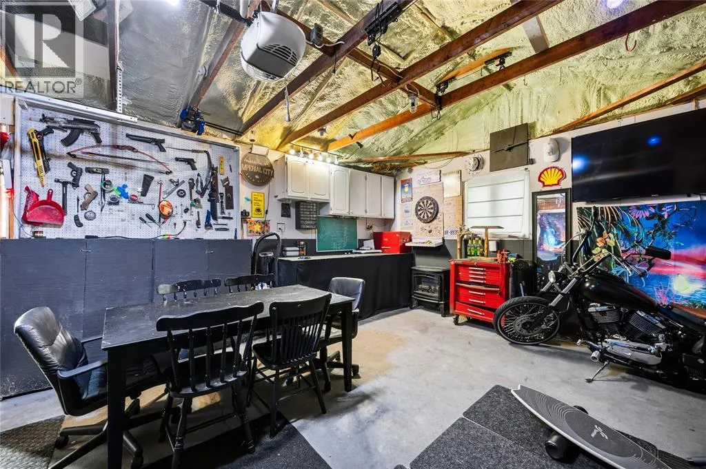 820 WOODWARD CRESCENT