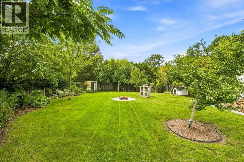 820 WOODWARD CRESCENT