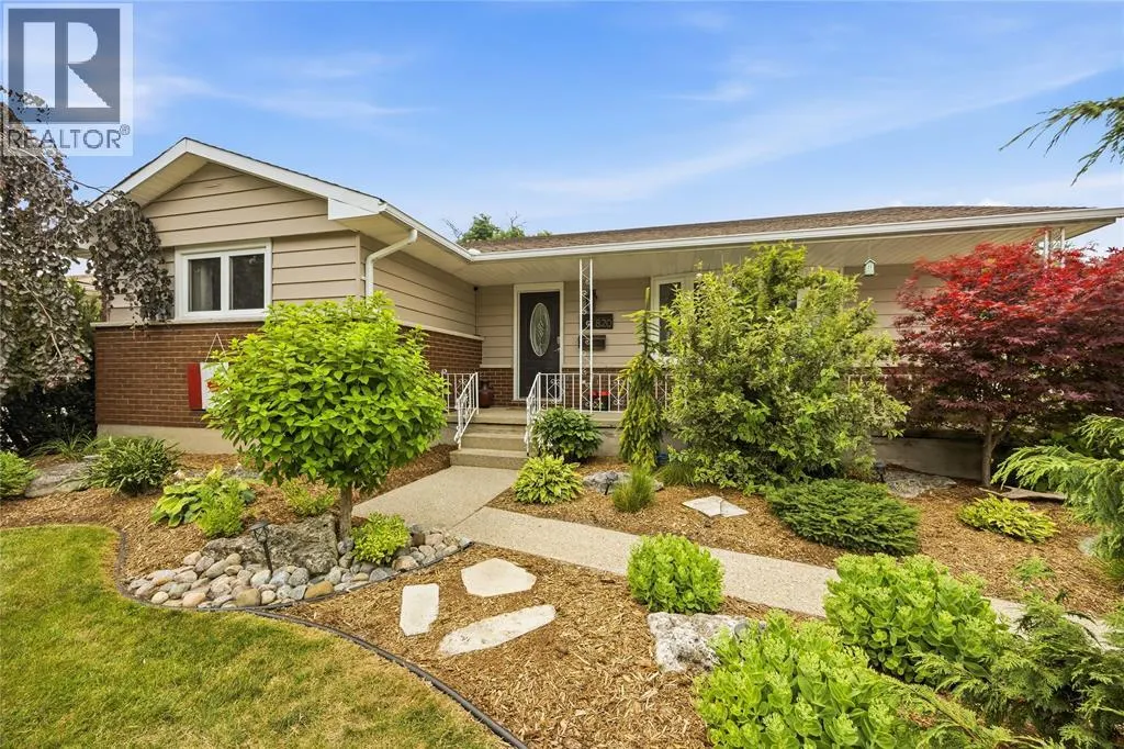 820 WOODWARD CRESCENT