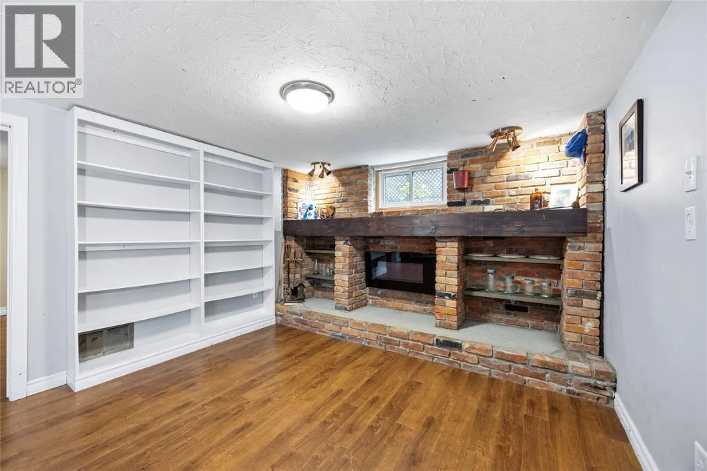 820 WOODWARD CRESCENT