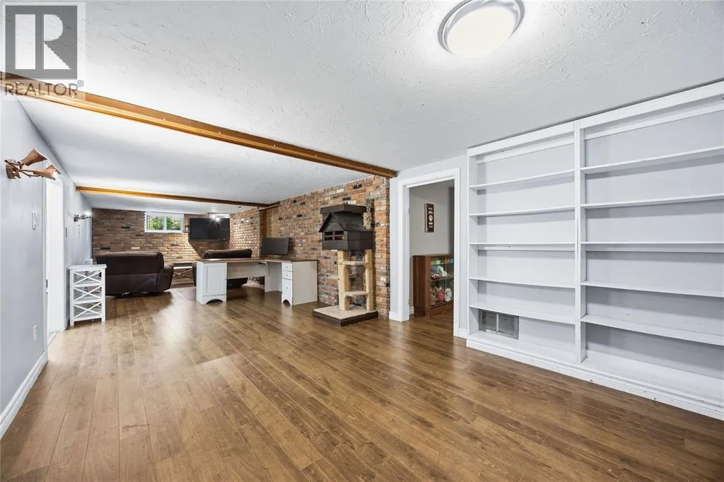 820 WOODWARD CRESCENT
