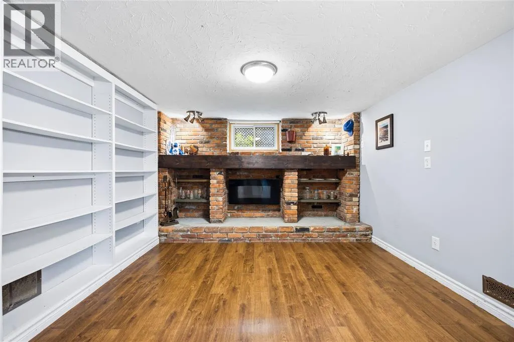 820 WOODWARD CRESCENT