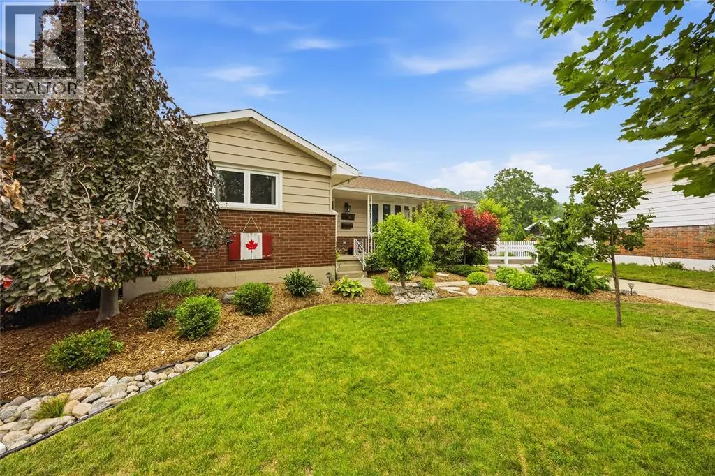 820 WOODWARD CRESCENT