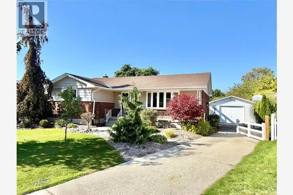820 WOODWARD CRESCENT