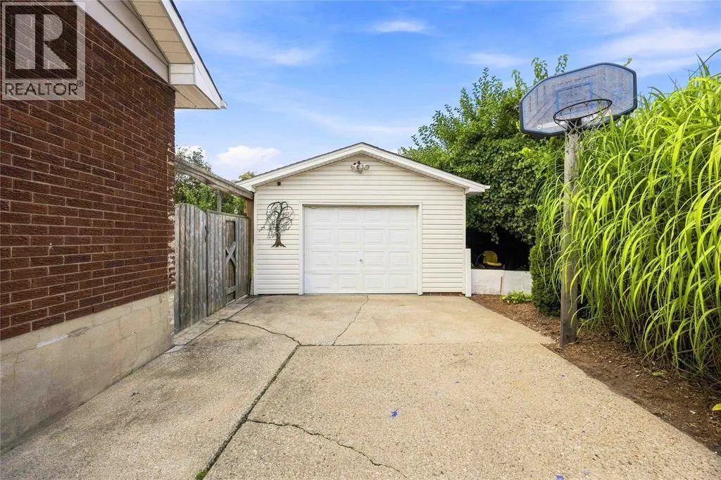 820 WOODWARD CRESCENT