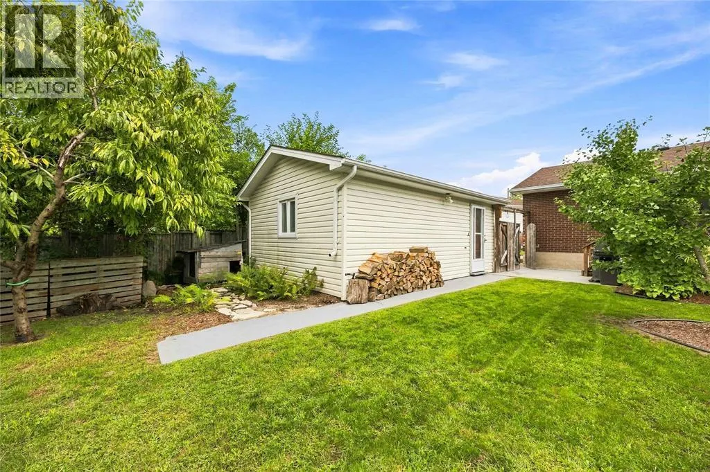 820 WOODWARD CRESCENT