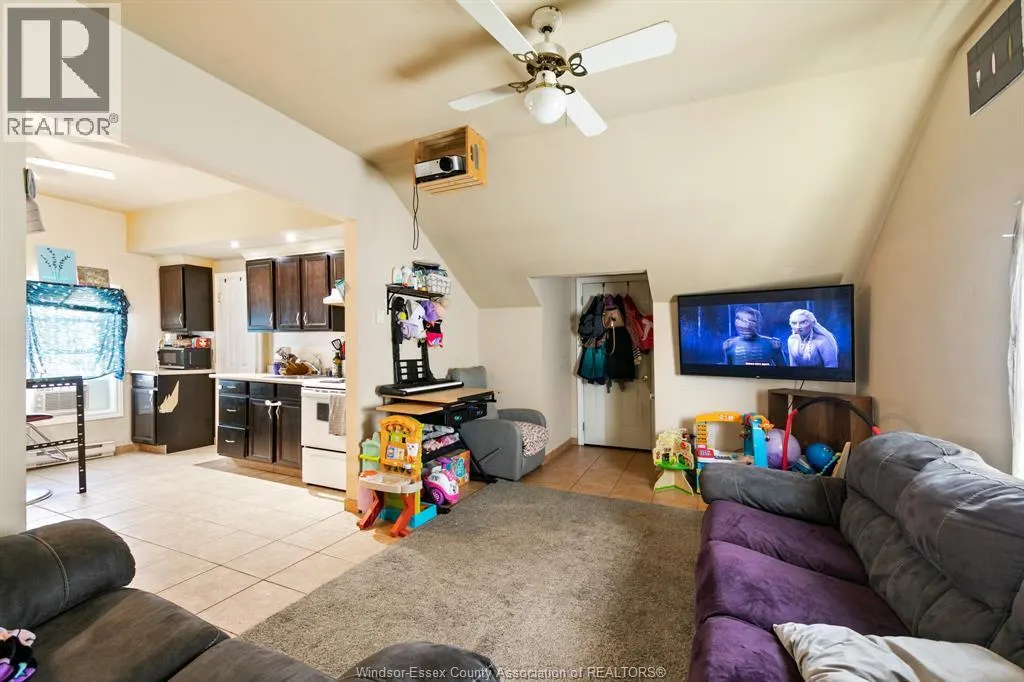 906 Elsmere