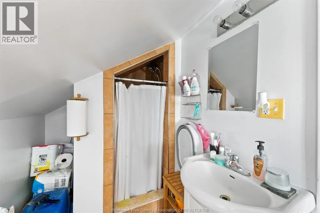 906 Elsmere