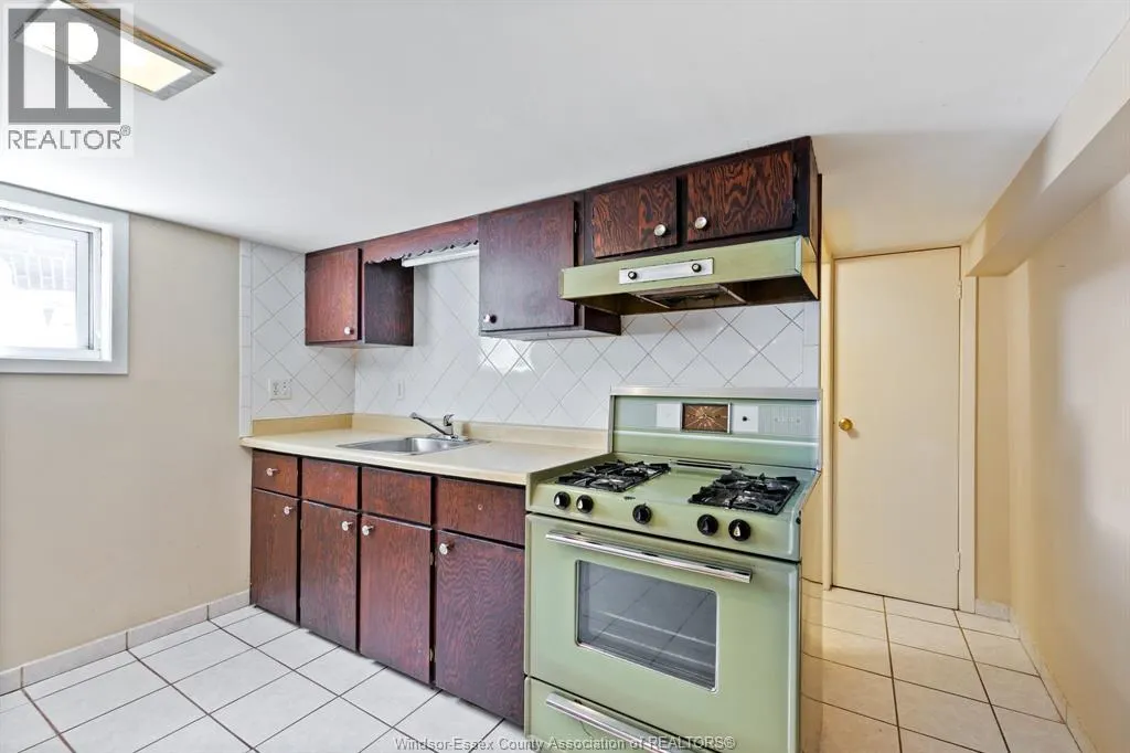 906 Elsmere