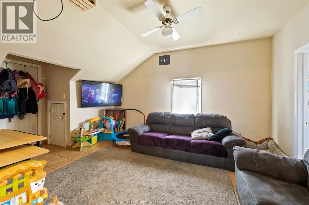 906 Elsmere
