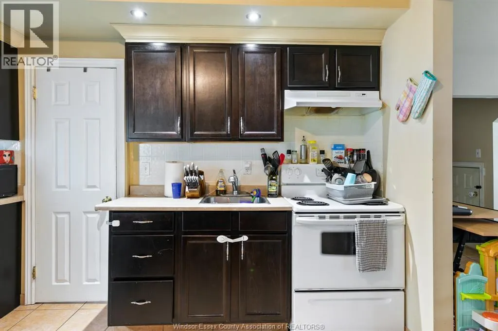 906 Elsmere