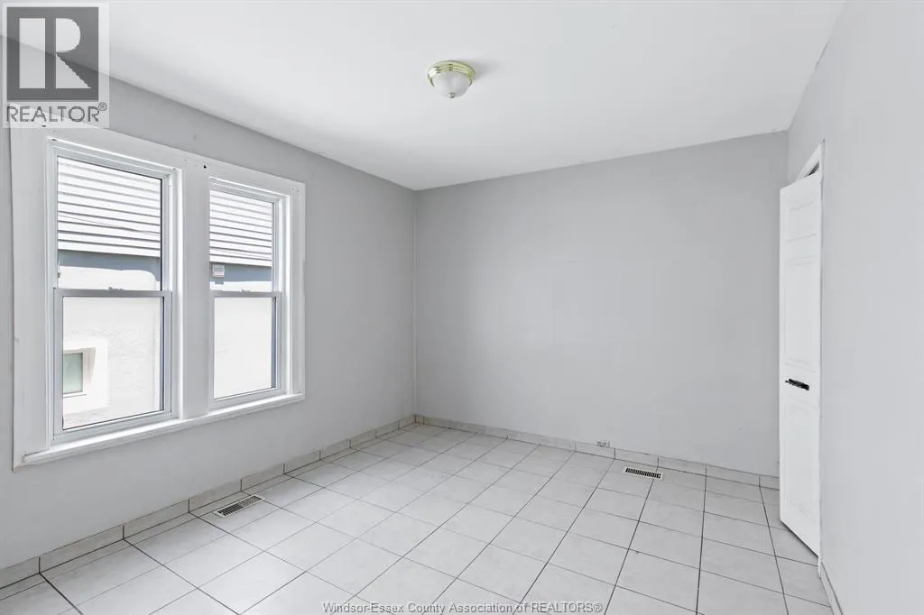 906 Elsmere