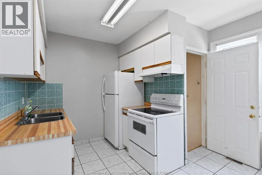 906 Elsmere
