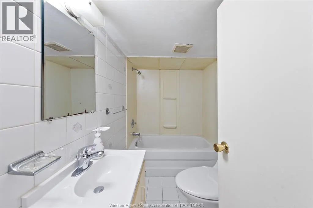 906 Elsmere