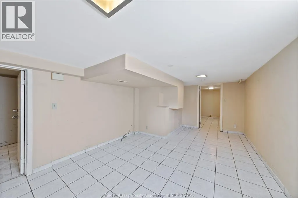 906 Elsmere