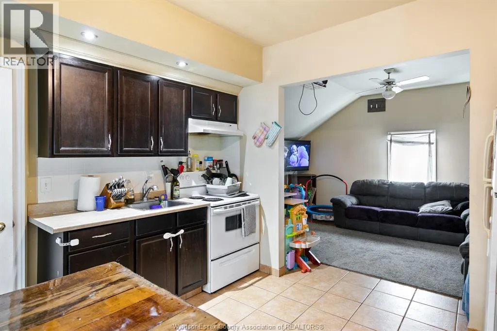 906 Elsmere