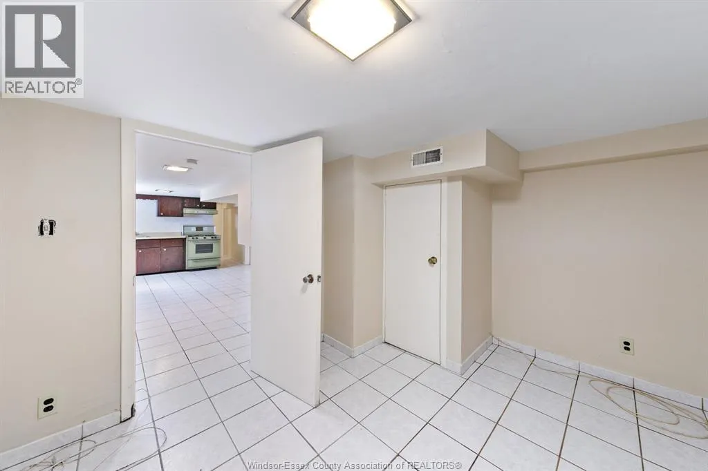 906 Elsmere