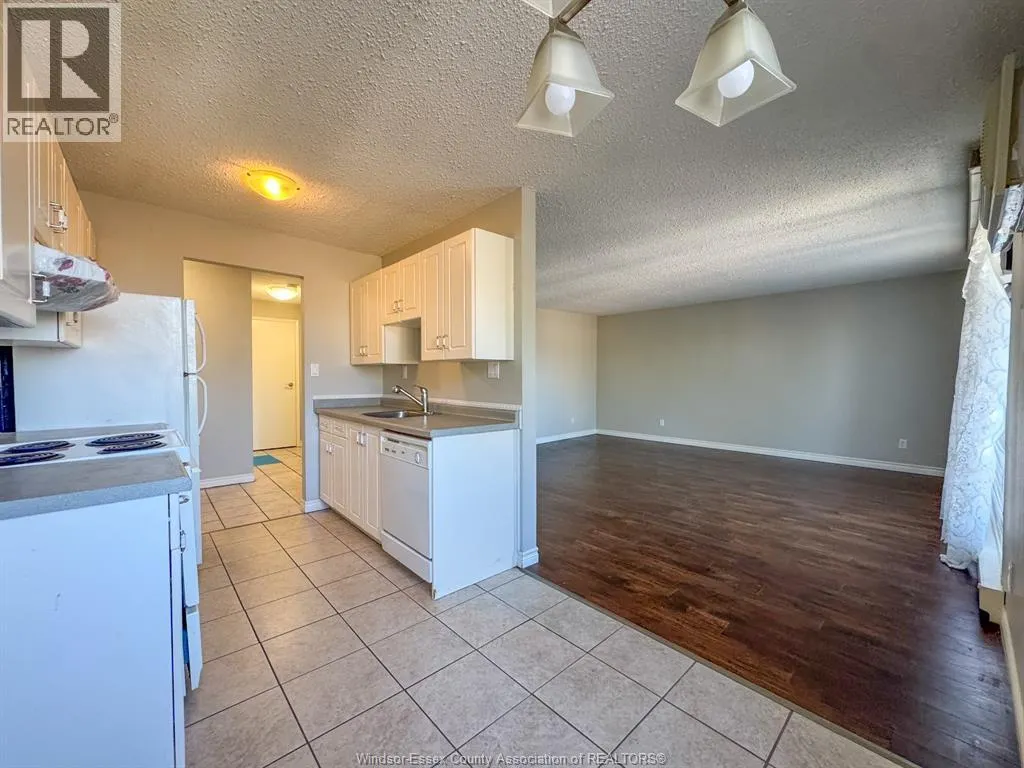 3936 WYANDOTTE Unit# 304