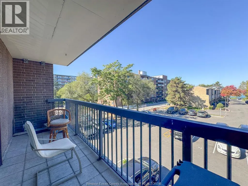 3936 WYANDOTTE Unit# 304