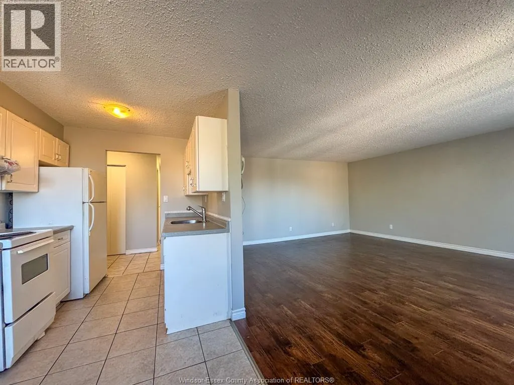 3936 WYANDOTTE Unit# 304
