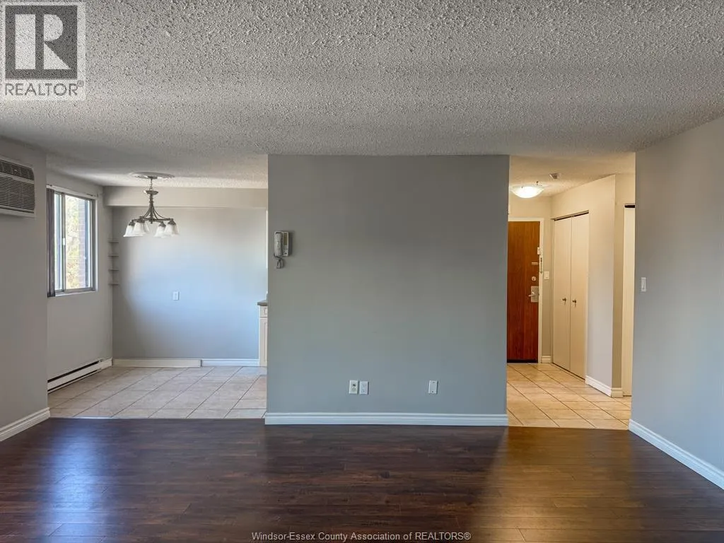 3936 WYANDOTTE Unit# 304