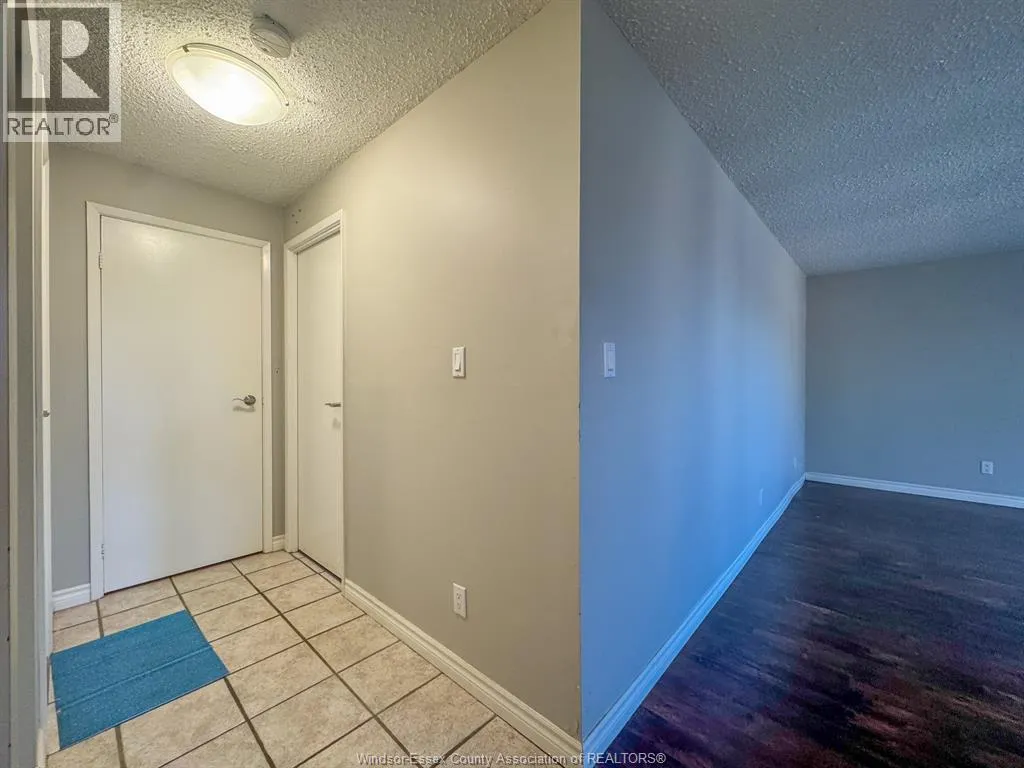 3936 WYANDOTTE Unit# 304