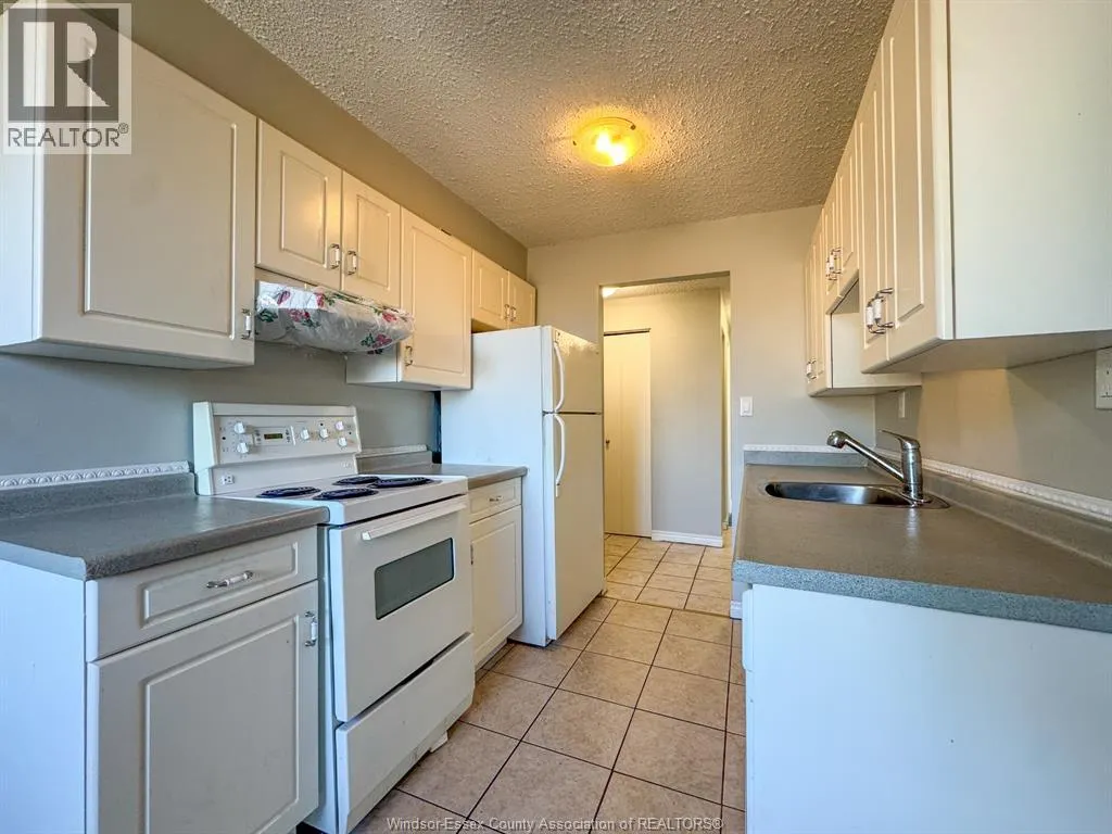 3936 WYANDOTTE Unit# 304