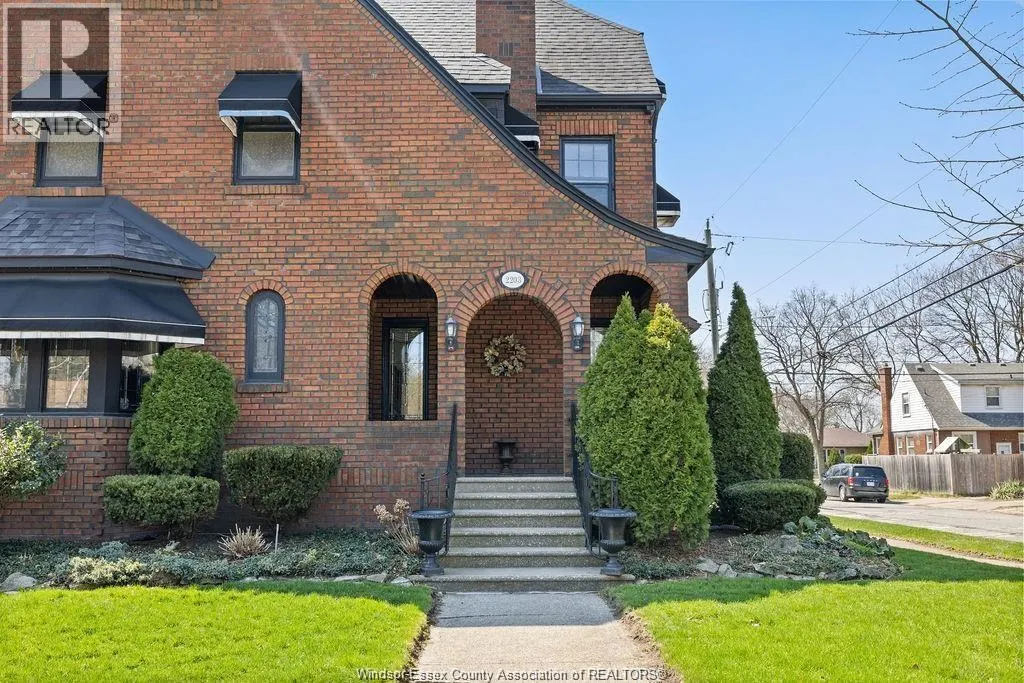 2203 VICTORIA AVENUE