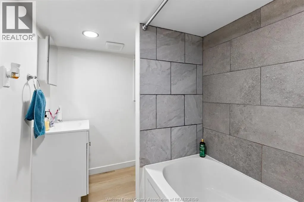 25 CLARK STREET West