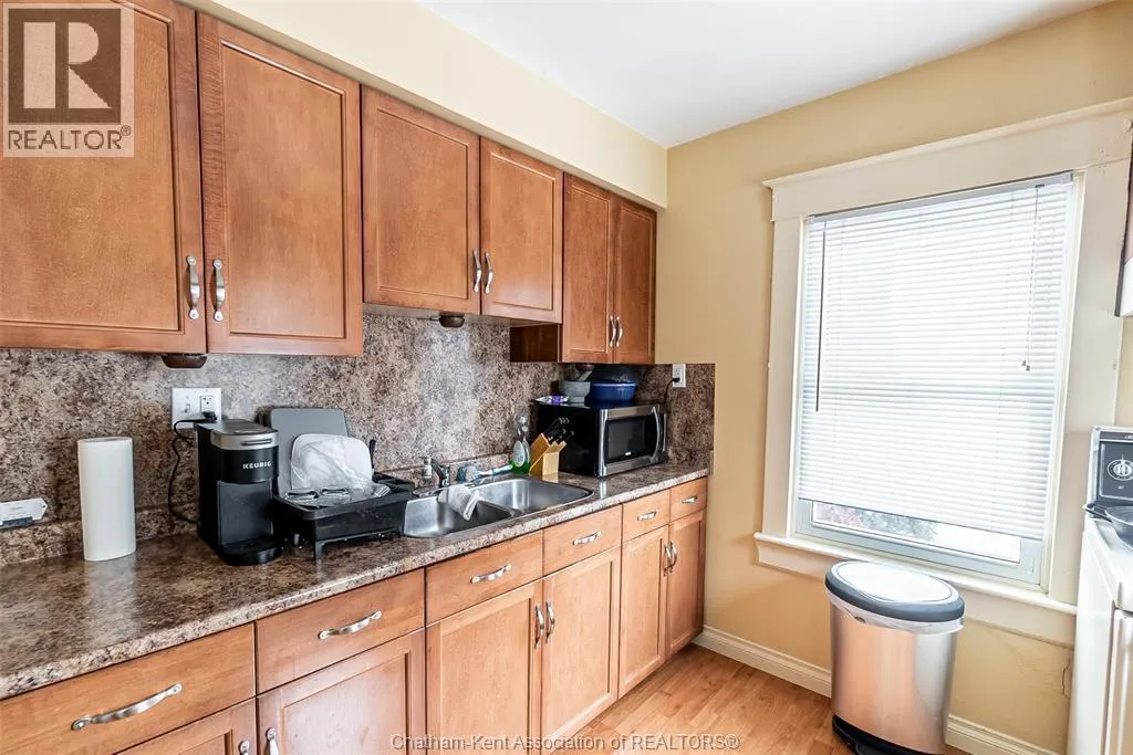 266 Grand AVENUE West