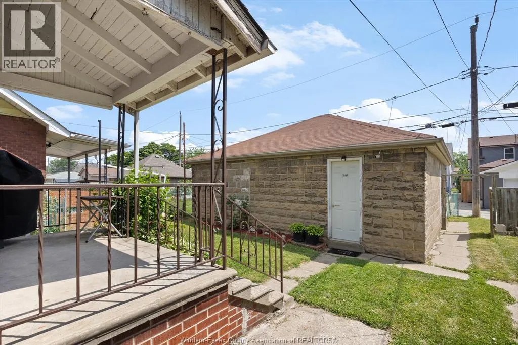 1118 LOUIS AVENUE