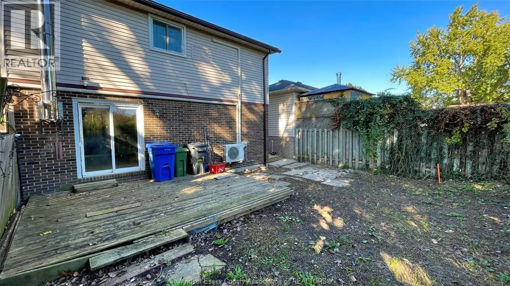 1545 Bayswater CRESCENT