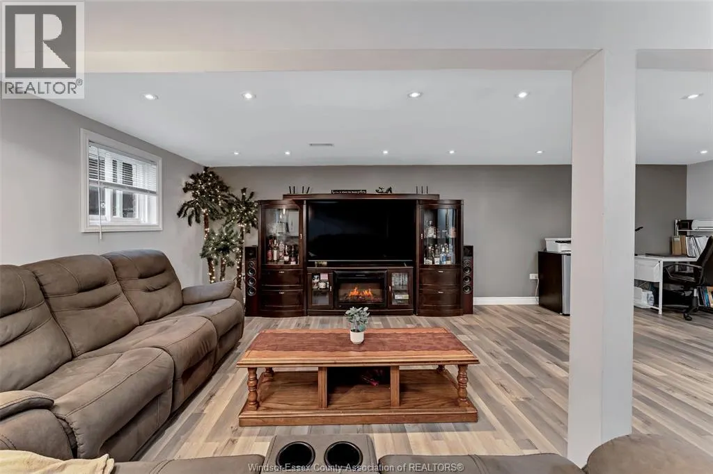 3090 FAIRLANE CRESCENT