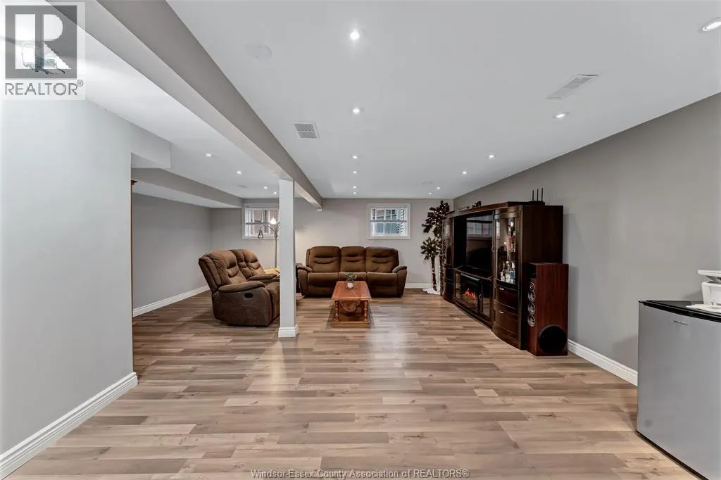3090 FAIRLANE CRESCENT