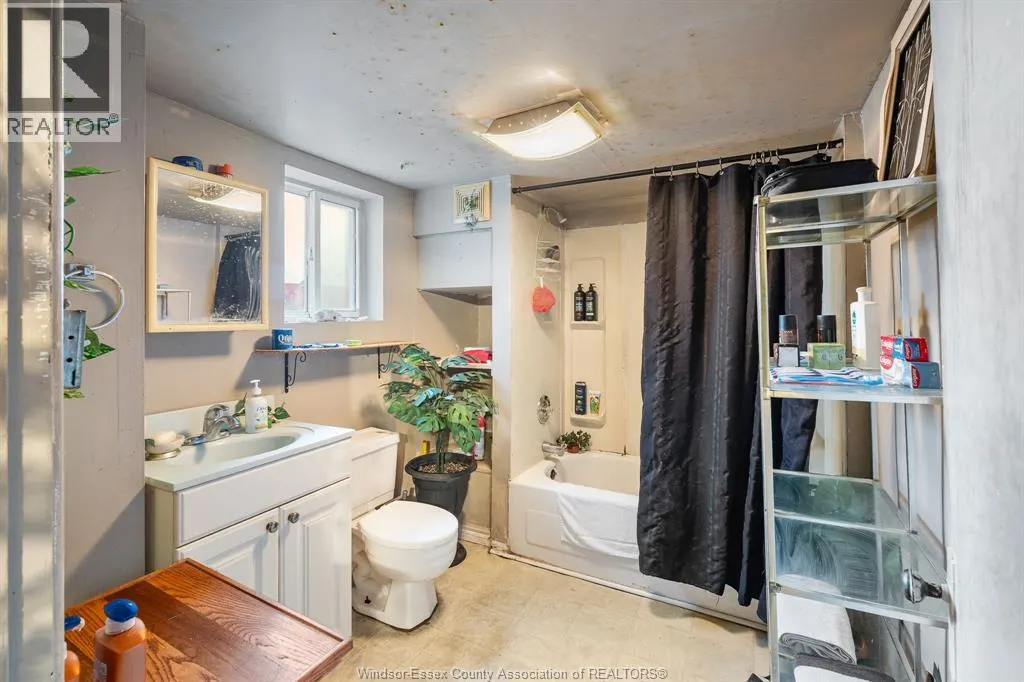 1441 RIVERSIDE DRIVE East