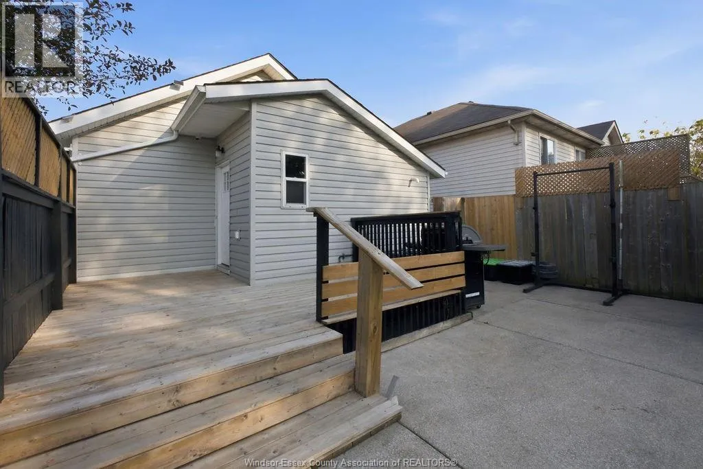 1903 BUCKINGHAM DRIVE
