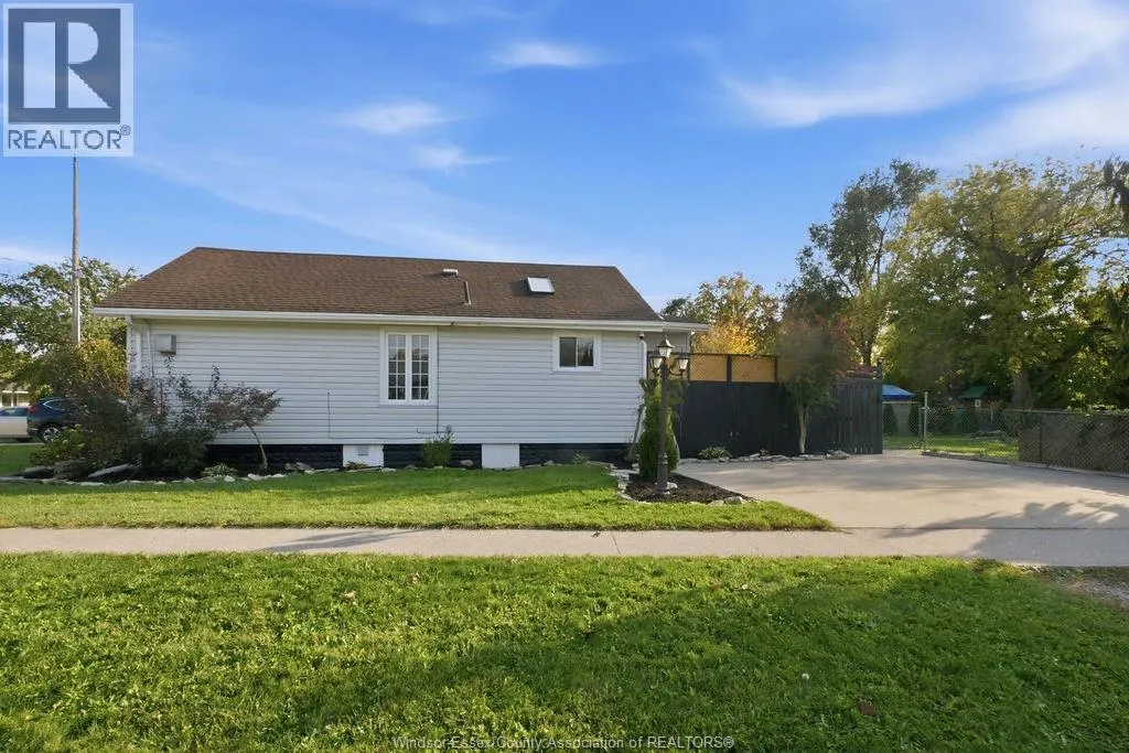 1903 BUCKINGHAM DRIVE