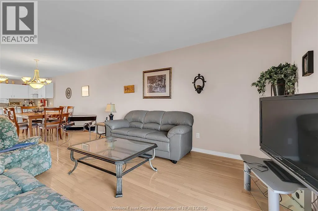 1560 LOVELL CRESCENT