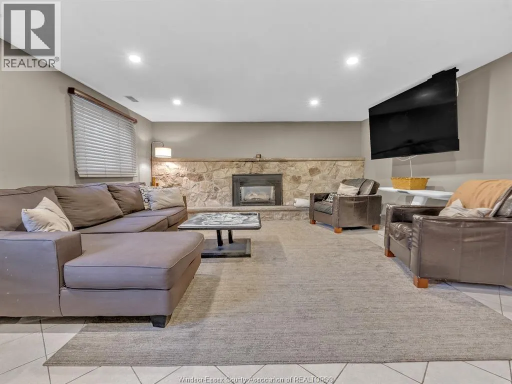2966 Regis AVENUE