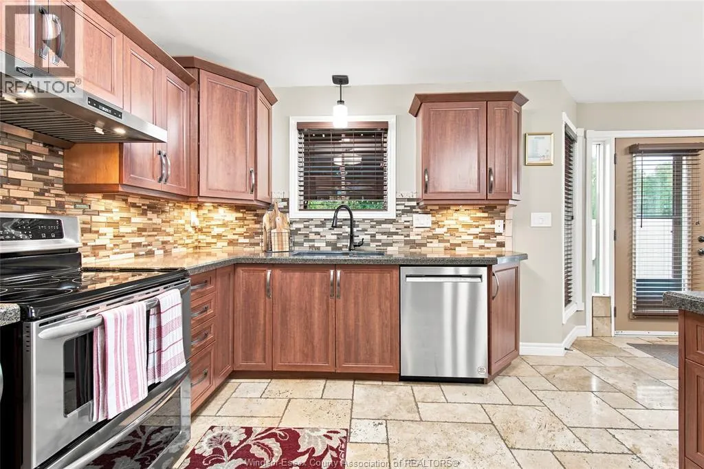 5929 ROSEWOOD CRESCENT