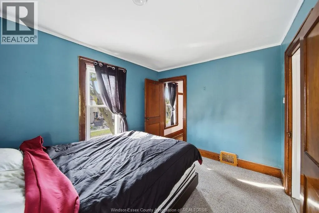 1046 LINCOLN