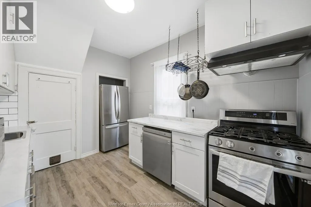 1046 LINCOLN
